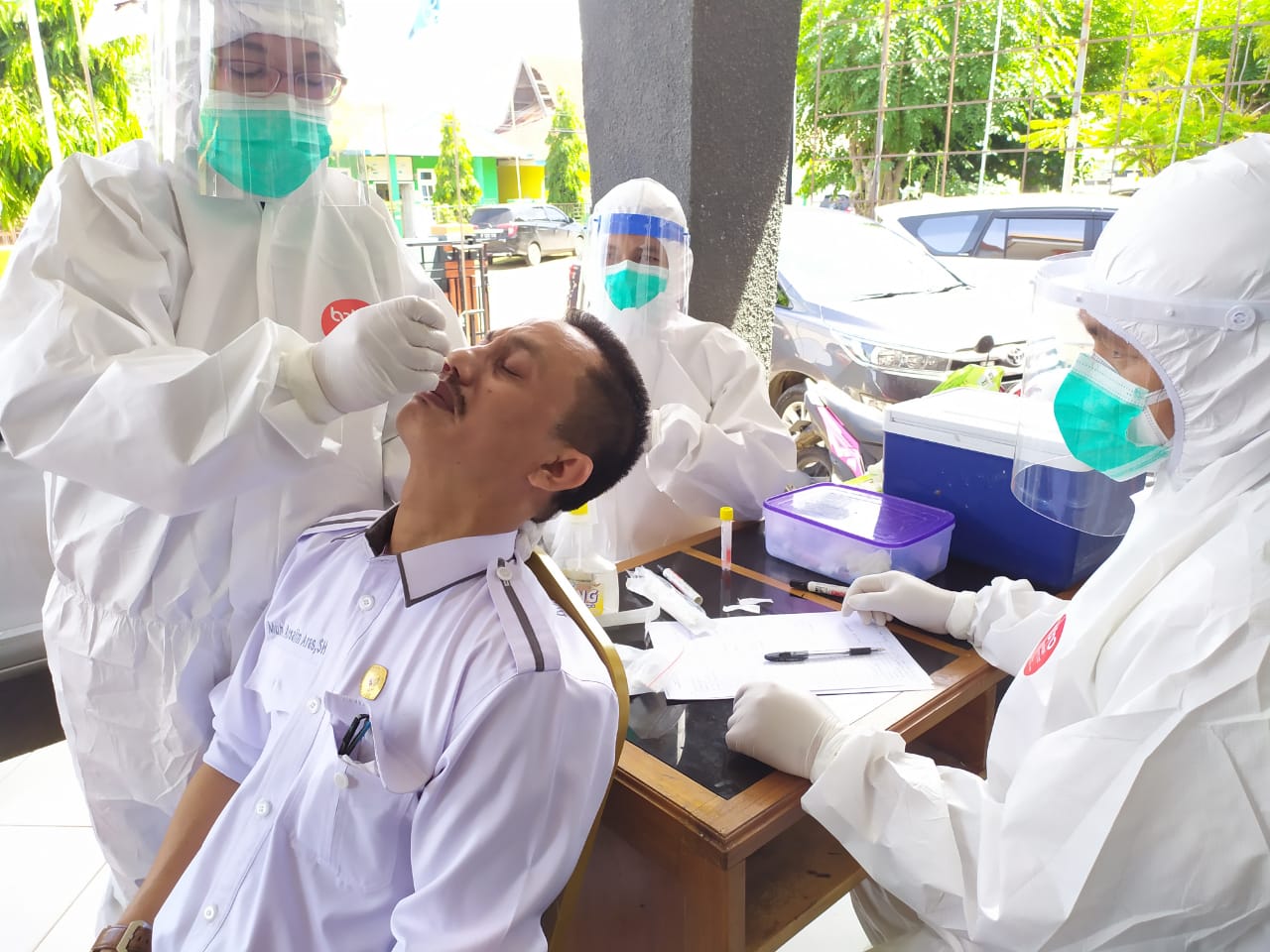 Jelang Pencoblosan, Seluruh Komisioner dan Staf KPU Majene Jalani Swab Test