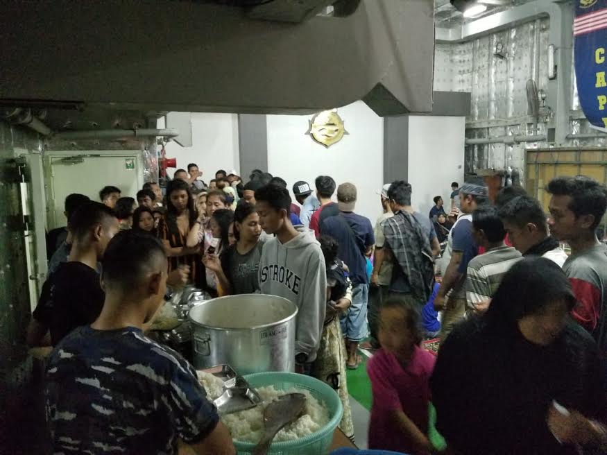 kri-makassar-bawa-pengungsi_20181003_163541.jpg