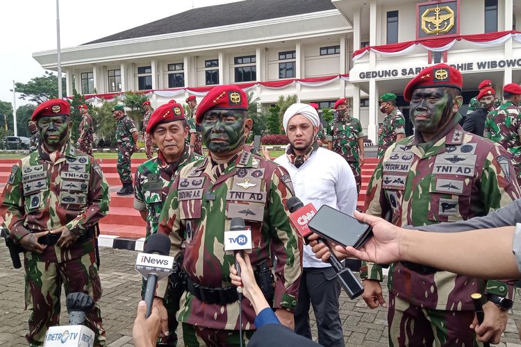 3 Brevet KSAD Jenderal Dudung Abdurachman dari Kopassus Diterjunkan dari Udara
