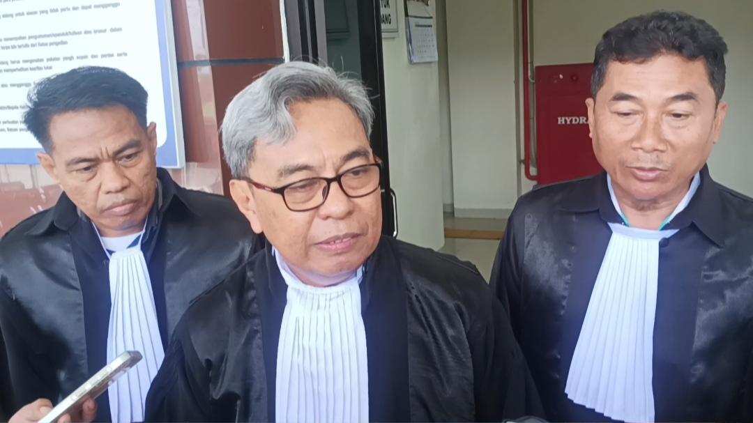 kuasa-hukum-terdakwa-Andi-Ibrahim-Dr-Alwi-Wijaya-tengah-bersama-Ahmad-Budiarto.jpg
