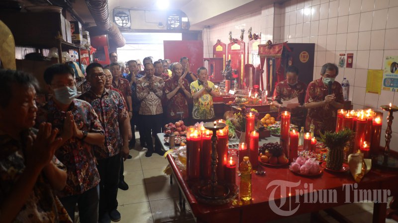 Umat Buddha Makassar Rayakan HUT ke-1863 Dewa Kwan Kong dengan Sembahyang Bersama - kwankong9.jpg