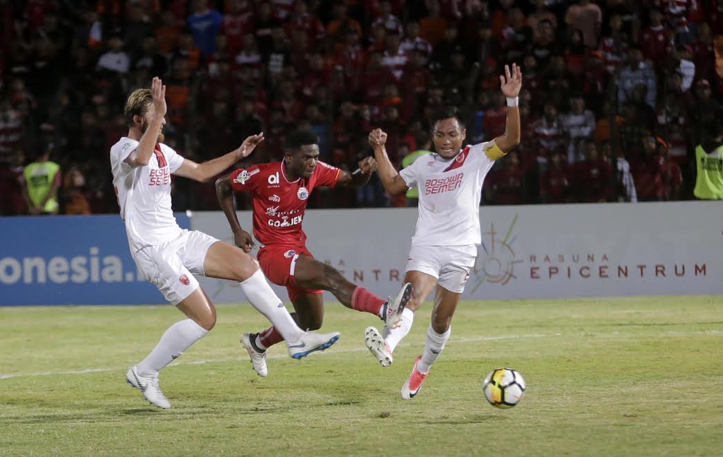 laga-persija-jakarta-melawan-psm-makassar-di-stadion-sultan-agung-bantul-yogyakarta_20180706_220028.jpg