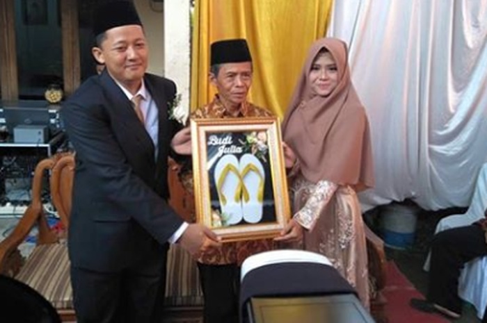 LAGI VIRAL Pernikahan dengan Mahar Sepasang Sandal Jepit, Ternyata Ada Cerita Berkesan di Baliknya