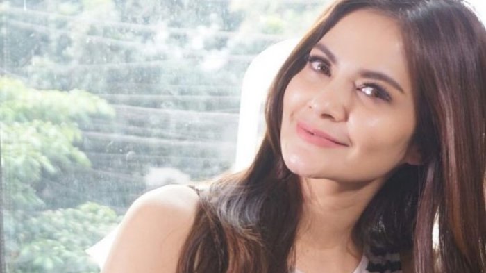 lama-tak-berkabar-dan-seakan-hilang-dari-sorotan-media-artis-cut-tari-kembali-jadi-pembicaraan.jpg