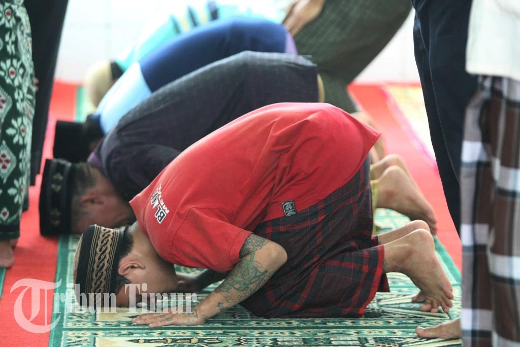 957 Warga Binaan Lapas Klas 1 Makassar Salat Idul Fitri di Lapas