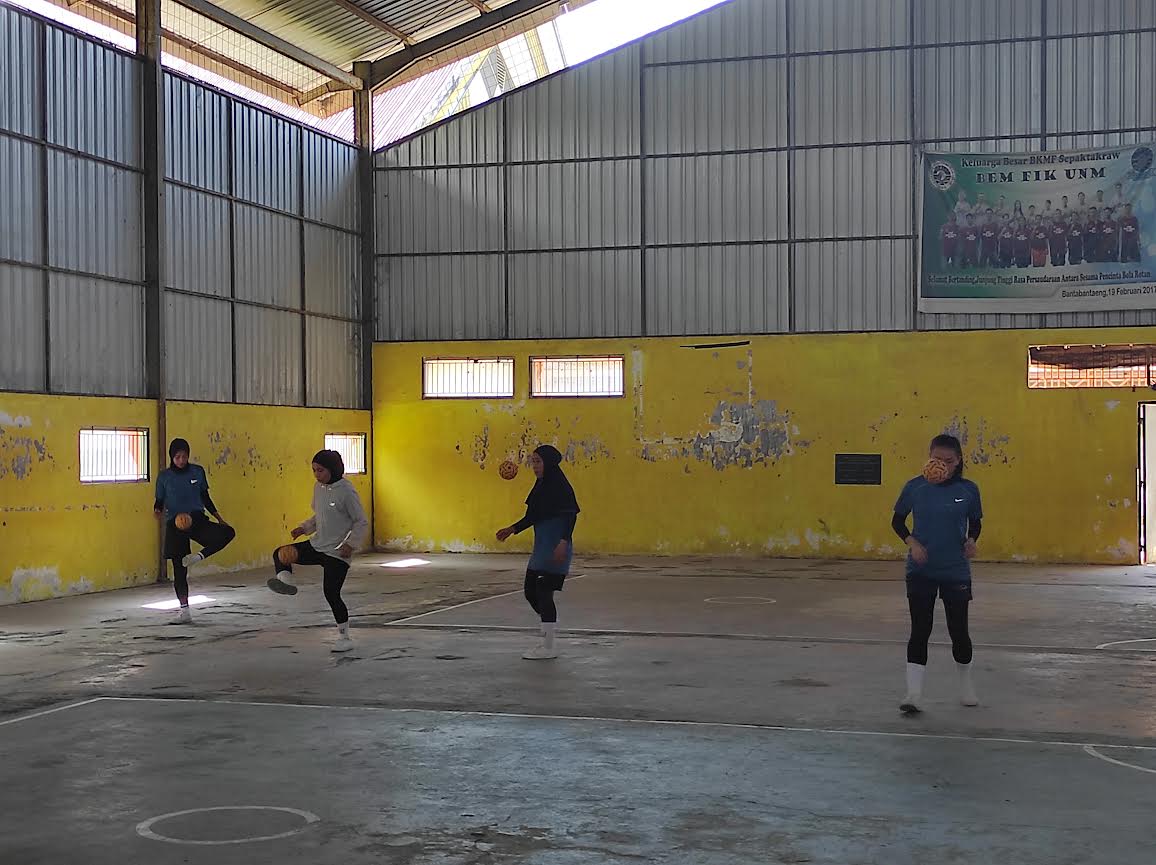 latihan-atlet-sepak-takraw-putri-pon-sulsel-2872021.jpg
