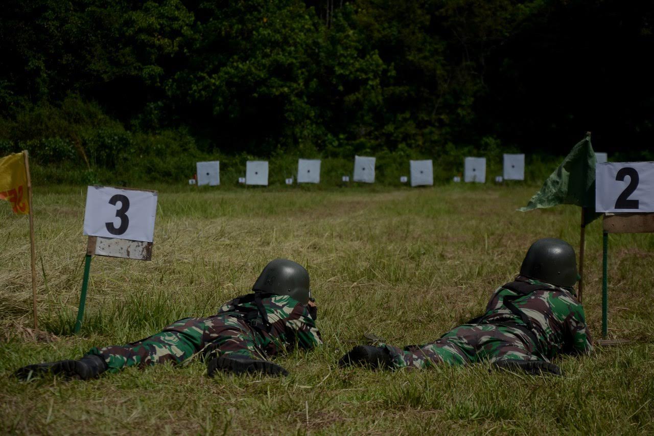 latihan-menembak-prajurit-korem-142-tatag-di-lapangan-tembak-makorem.jpg