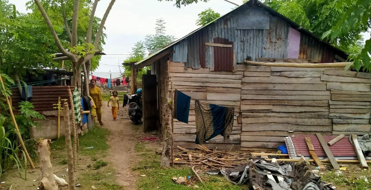 lebih-dari-20-rumah-warga-di-kawasan-pantai-merpati-kabupaten-bulukumba.jpg