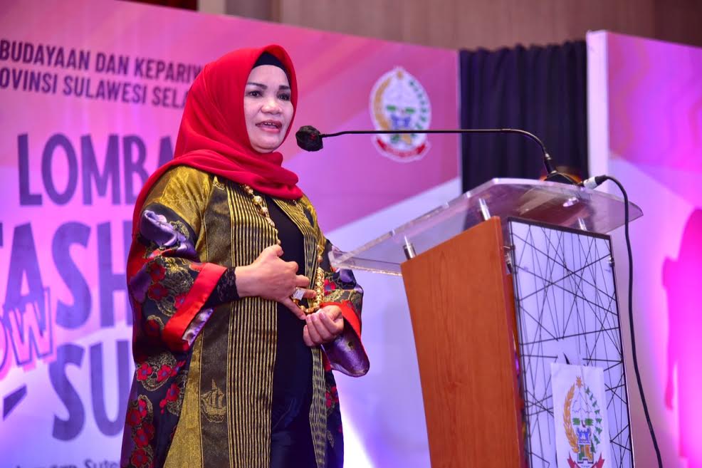 lies-f-nurdin-membuka-lomba-fashion-show-sutera-1.jpg