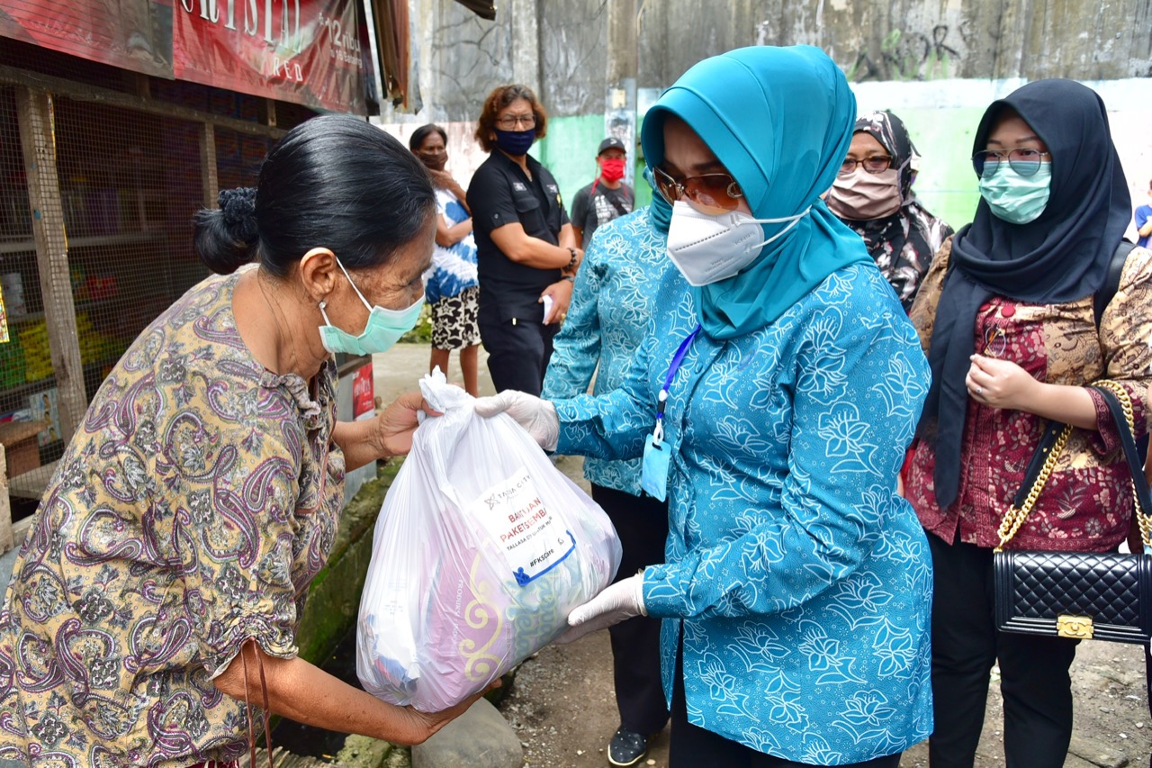 Lies F Nurdin Bantu Warga Batangase dan Keluarga Persatuan Katolik Makassar Gowa