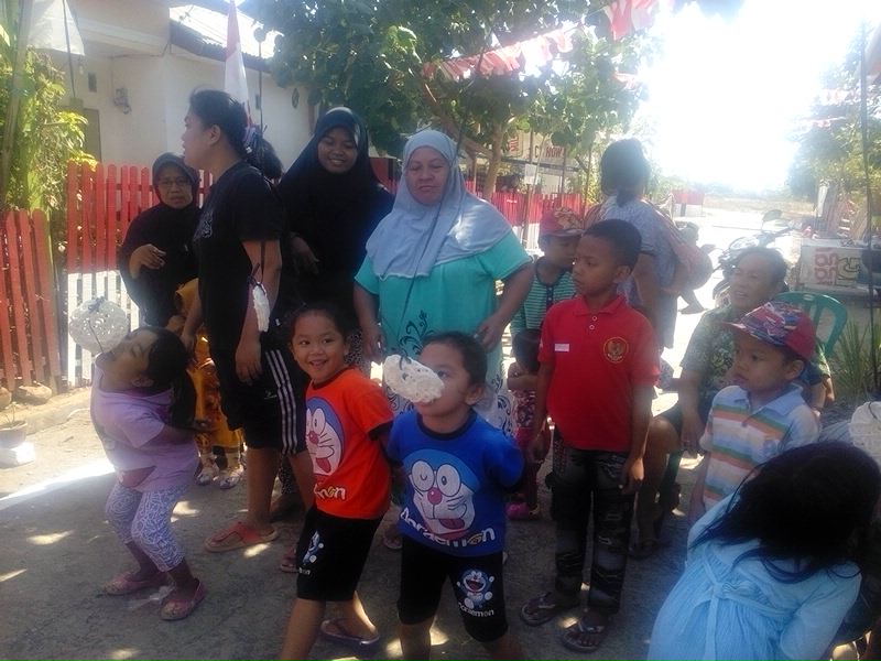 lomba-makan-kerupuk-gantung_20150816_231047.jpg
