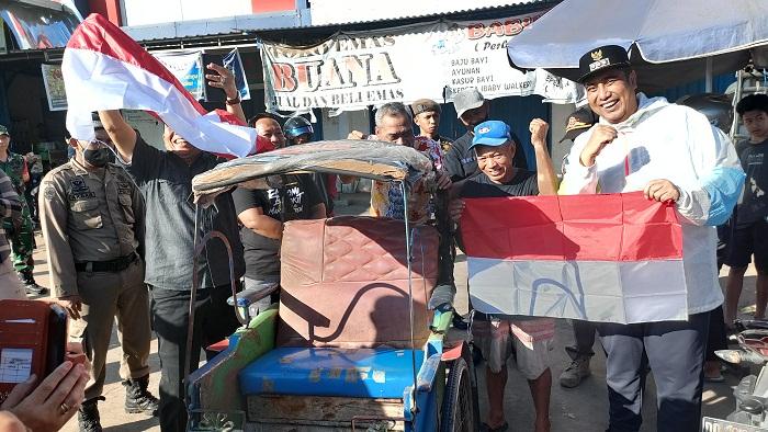 Semarak Kemerdekaan, Bupati Maros Bagi-bagi 1.000 Bendera Merah Putih ke Tukang Becak