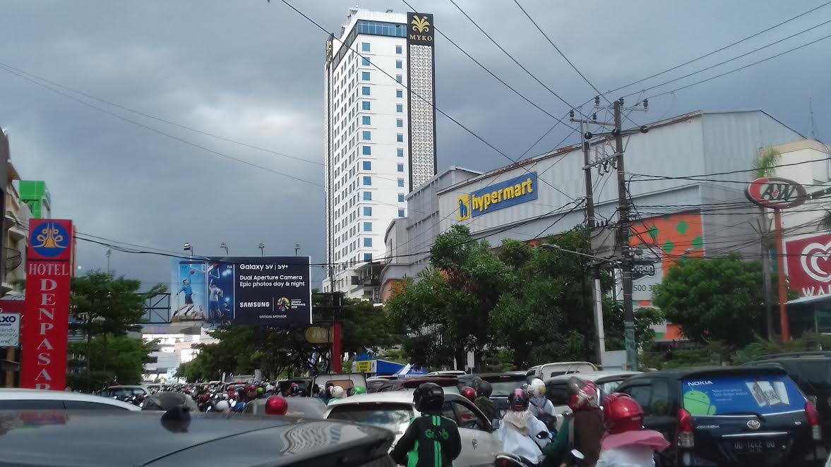 macet-di-depan-pusat-perbelanjaan-di-mall-panakukkang_20180610_151207.jpg