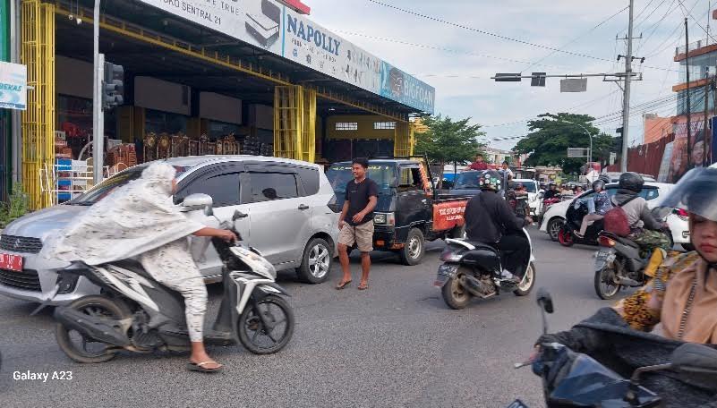 macet-di-perepatan-Jl-Dr-Sam-Ratulangi-dan-Jl-Kusumah-Bangsa.jpg