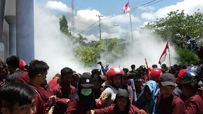 mahasiswa-berlangsung-ricuh-di-kantor-dprd-majen.jpg