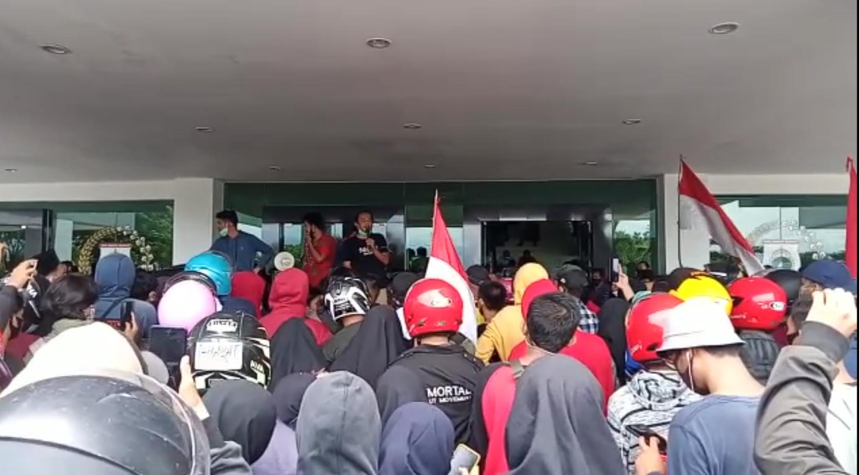 mahasiswa-di-mamuju-sulawesi-barat-demo-tolak-undang-undang-omnibus-law-8102020.jpg