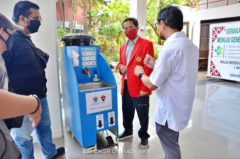 mahasiswa-fakultas-teknik-unhas-menyerahkan-mesin-cuci-tangan-versi-satu.jpg