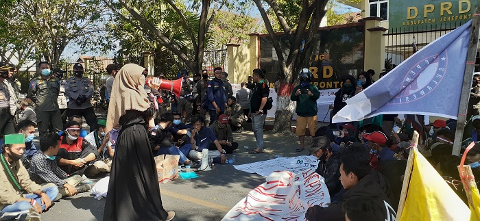 mahasiswa-melakukan-aksi-demonstran-di-depan-gedung-dprd-jeneponto-kamis-22102020.jpg