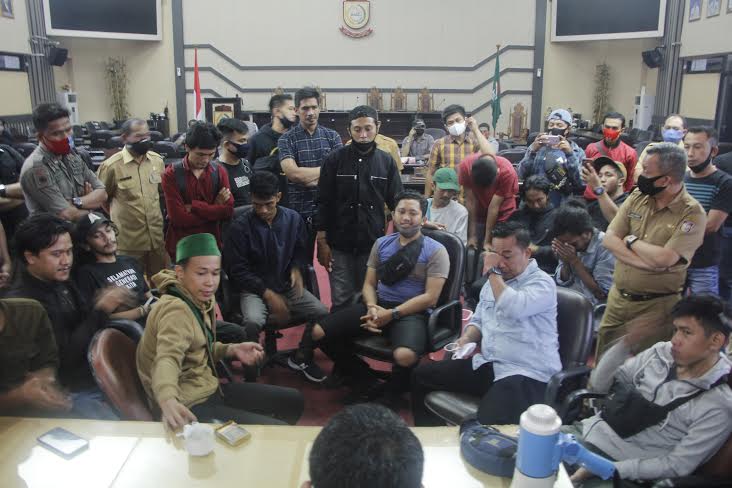 mahasiswa-menduduki-dprd-makassar-2.jpg