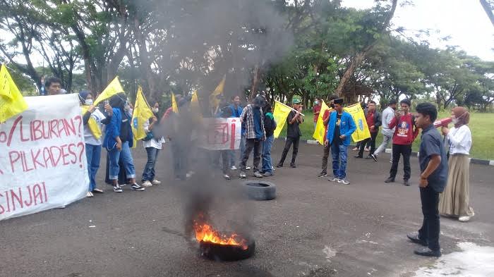 mahasiswa-pmii-sinjai-unjuk-rasa-protes-kegiatan-studi-banding-28-desa-di-sinjai.jpg