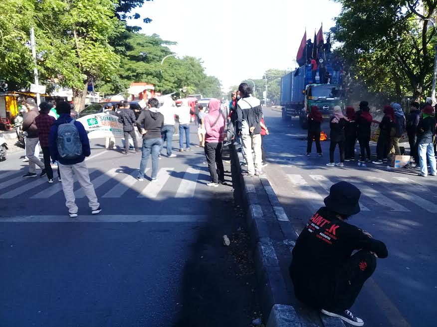 Hindari Depan Kampus 1 UIN Alauddin, Mahasiswa Tutup Full Jl Sultan Alauddin Makassar