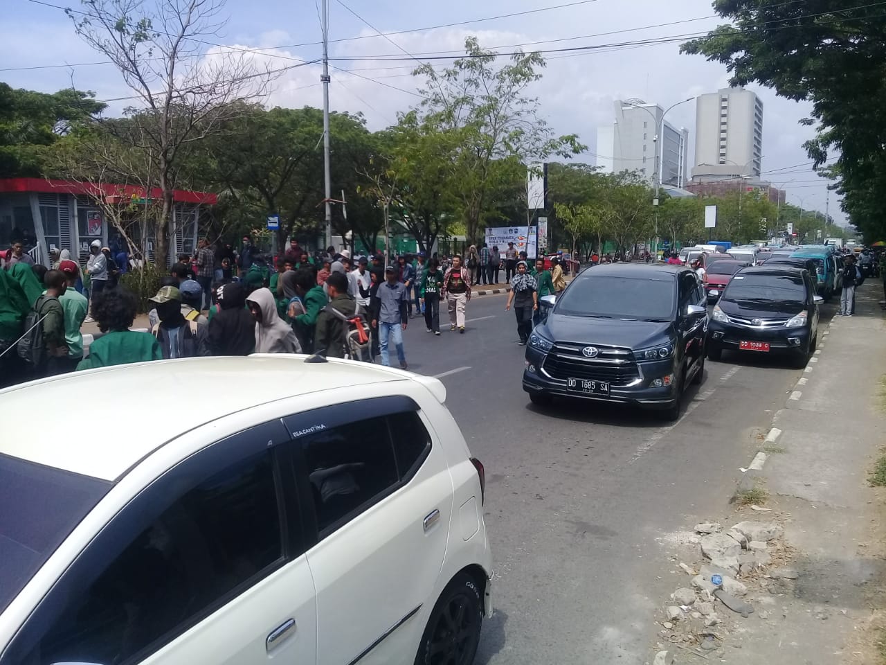 Pukul 14.00 Demo Mahasiswa UMI Bubar, Arus Kendaraan di Jl Urip Sumoharjo Mulai Lancar