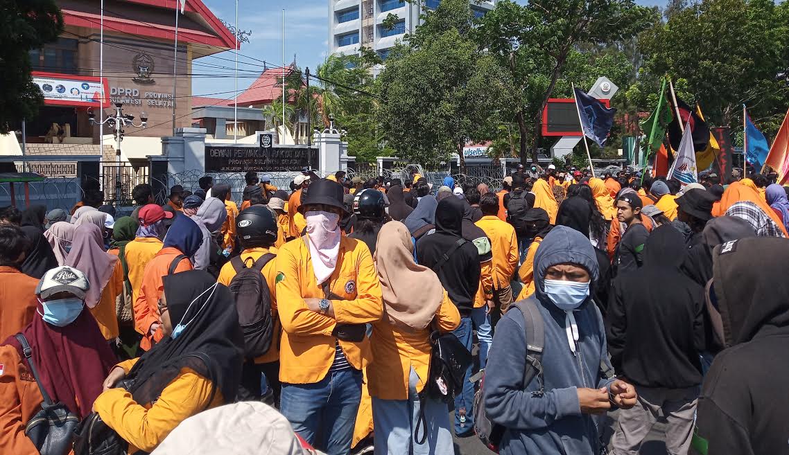 mahasiswa-unm-unjuk-rasa-tolok-omnibus-law-di-depan-kantor-dprd-sulsel-13102020.jpg