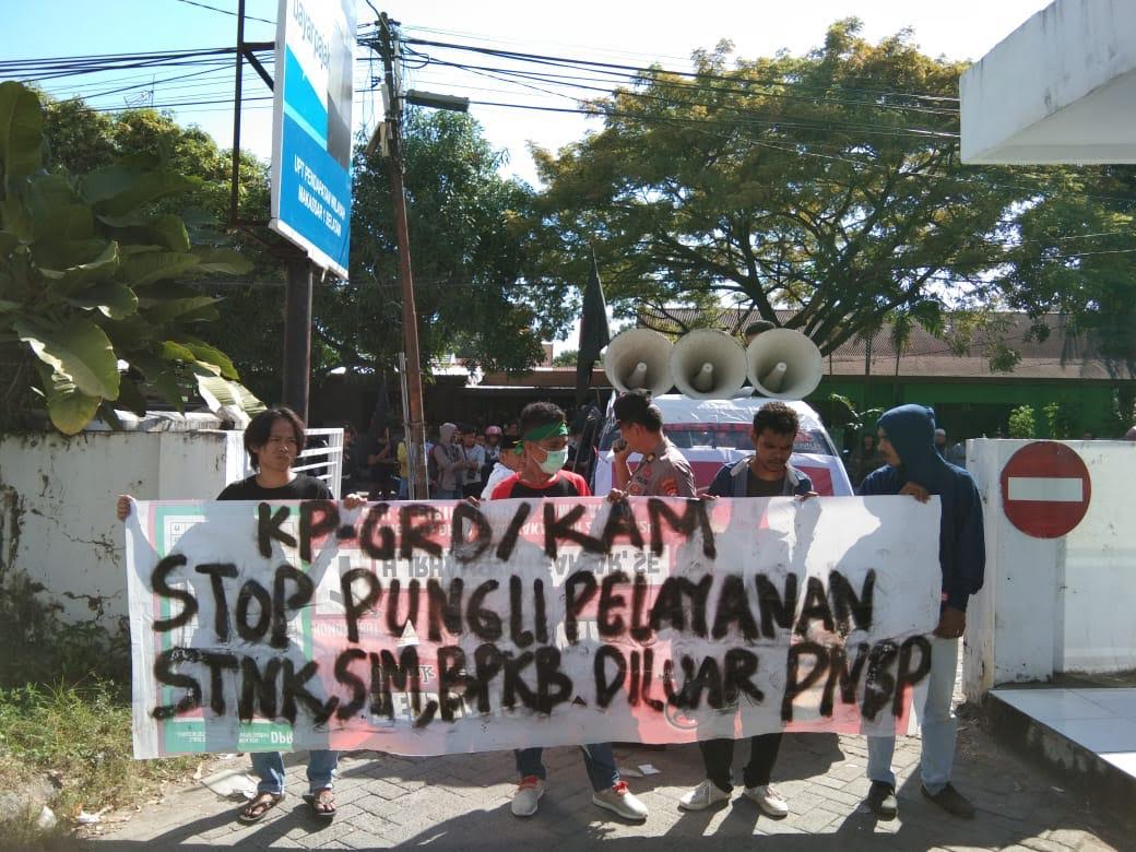 Mahasiswa Demo di Kantor Samsat Makassar, Gegara Pungli ?