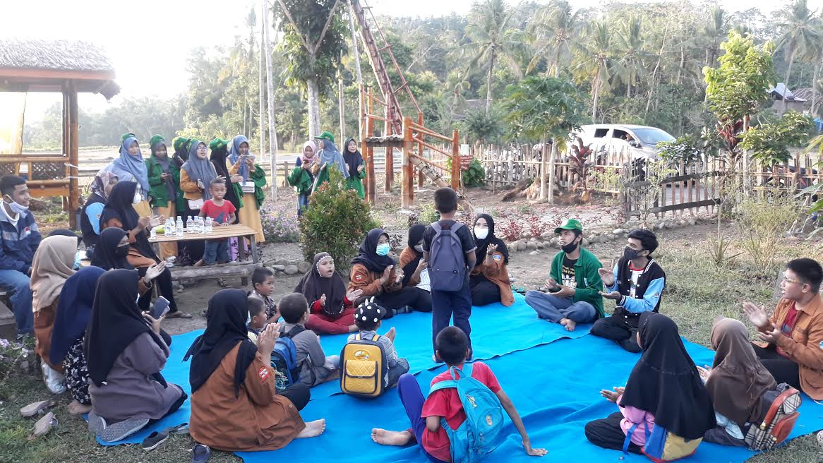 Mahasiswa KKN UIN bersama Forum Anak Masseddi Bimbing Anak-anak Pedalaman Sinjai