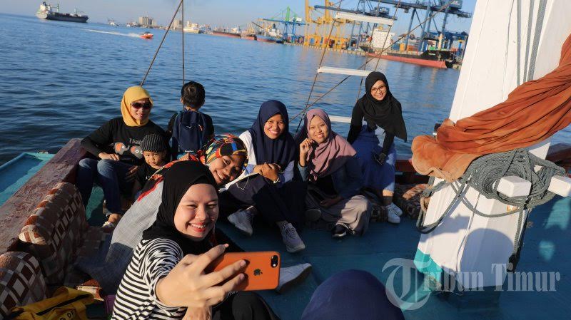 FOTO: Mahasiswa Hubungan International Unhas Belajar di Kapal Phinisi