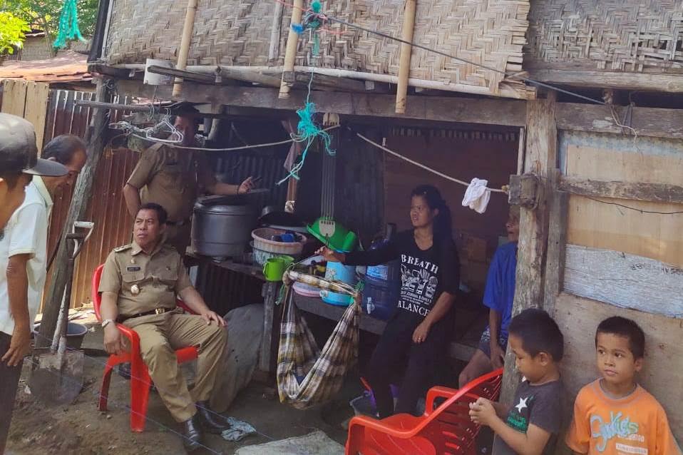 mahmud-yusuf-mengunjungi-salah-satu-rumah-warganya-yang-tidak-layak-huni-selasa-2112020.jpg