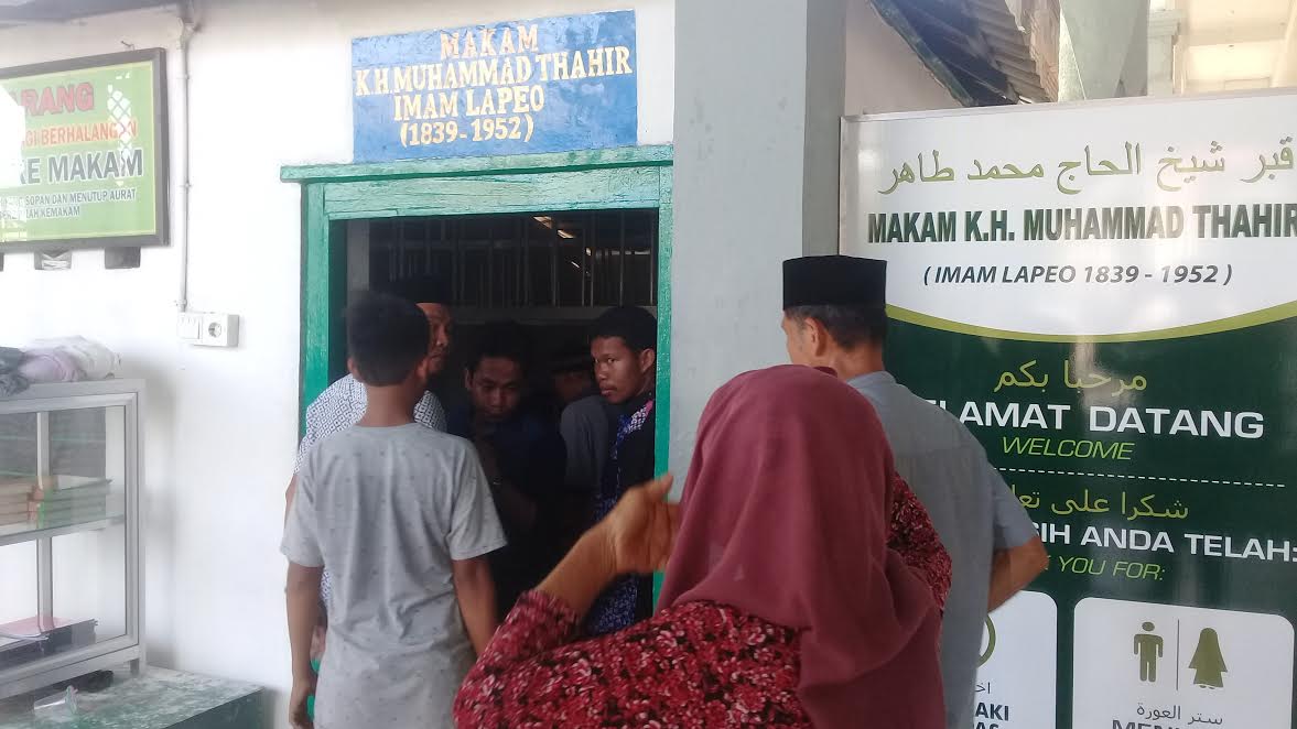 makam-kh-muhammad-tahir-terus-di-padati-peziarah_20180618_160244.jpg
