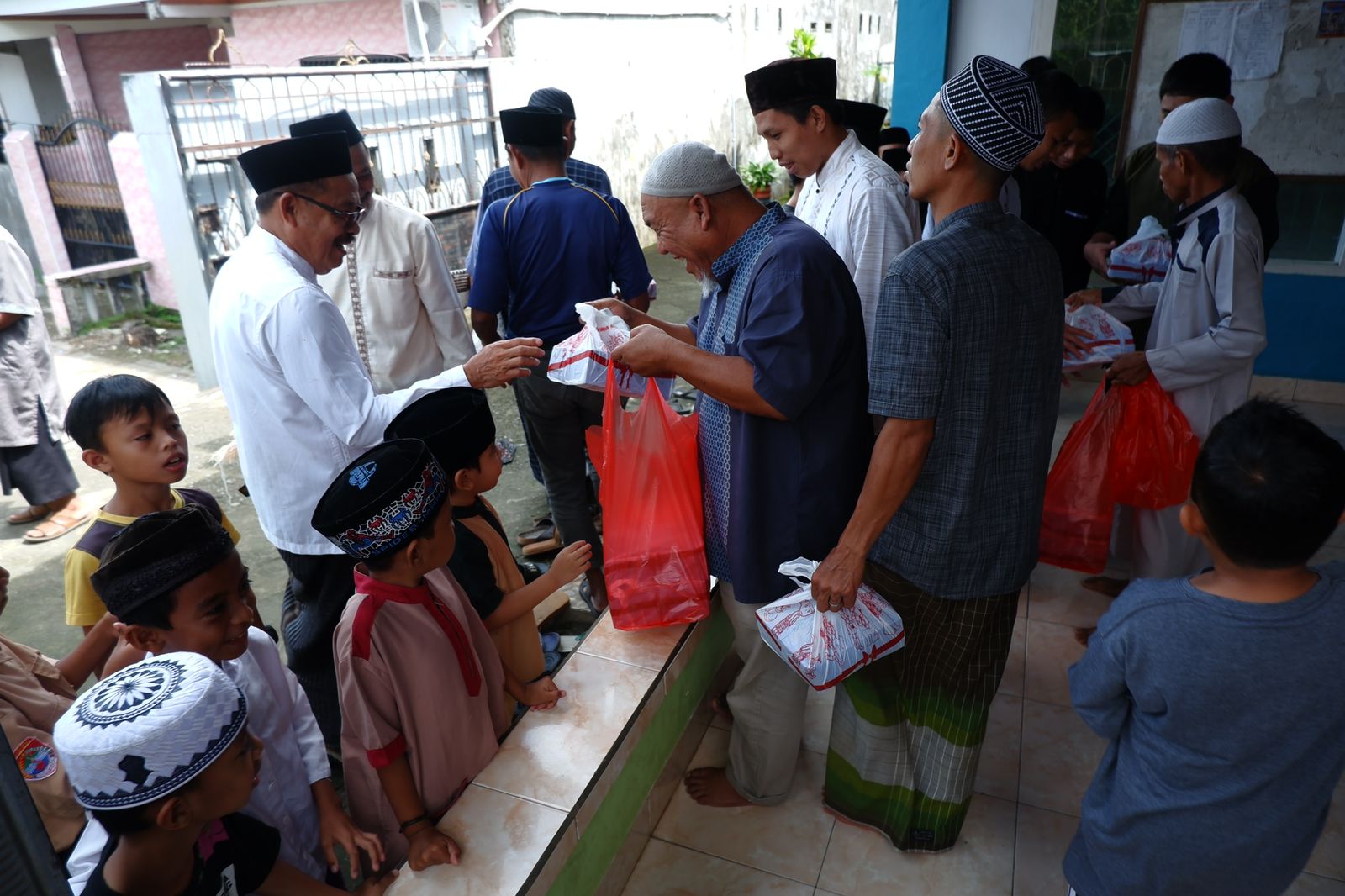 Jumat Berbagi, Benteng Kupa Group Bagikan 500 Nasi Dos - manajemen-benee334f.jpg