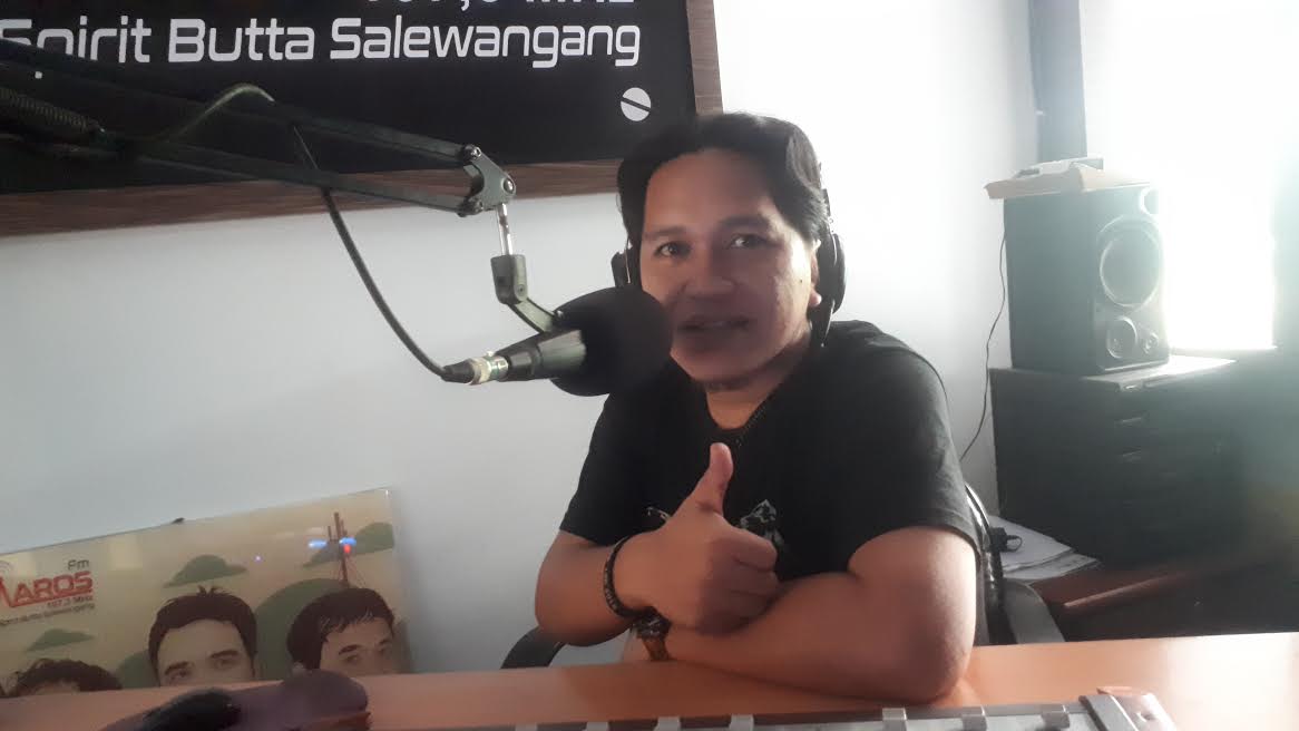 manajer-news-maros-fm-takdir-saat-menyiar-di-studio-radio.jpg