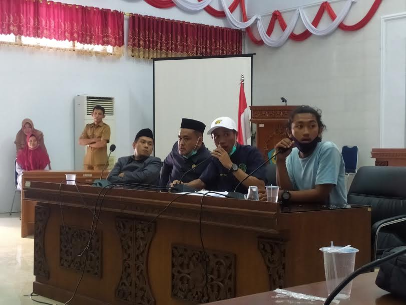 massa-aksi-aliansi-pemuda-bersatu-diterima-menyampaikan-di-dalam-gedung-dprd-bantaeng.jpg