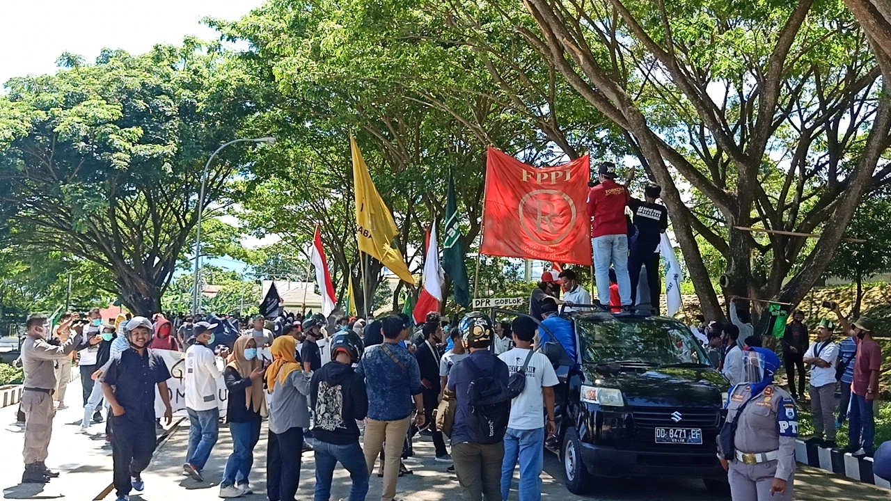 Massa Tolak Omnibus Law di Mamuju Bergerak ke DPRD Sulbar