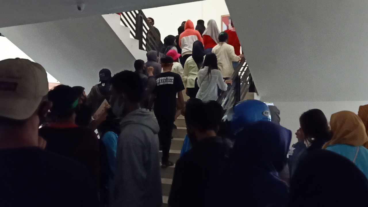 Pengunjuk Rasa Desak Ketua DPRD Sulbar Tandatangani Petisi Penolakan Omnibus Law