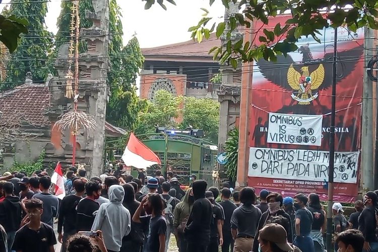 Bikin Rusuh di Bandung, Palembang, Denpasar hingga Jakarta, Siapa Massa Berpakaian Hitam ini?
