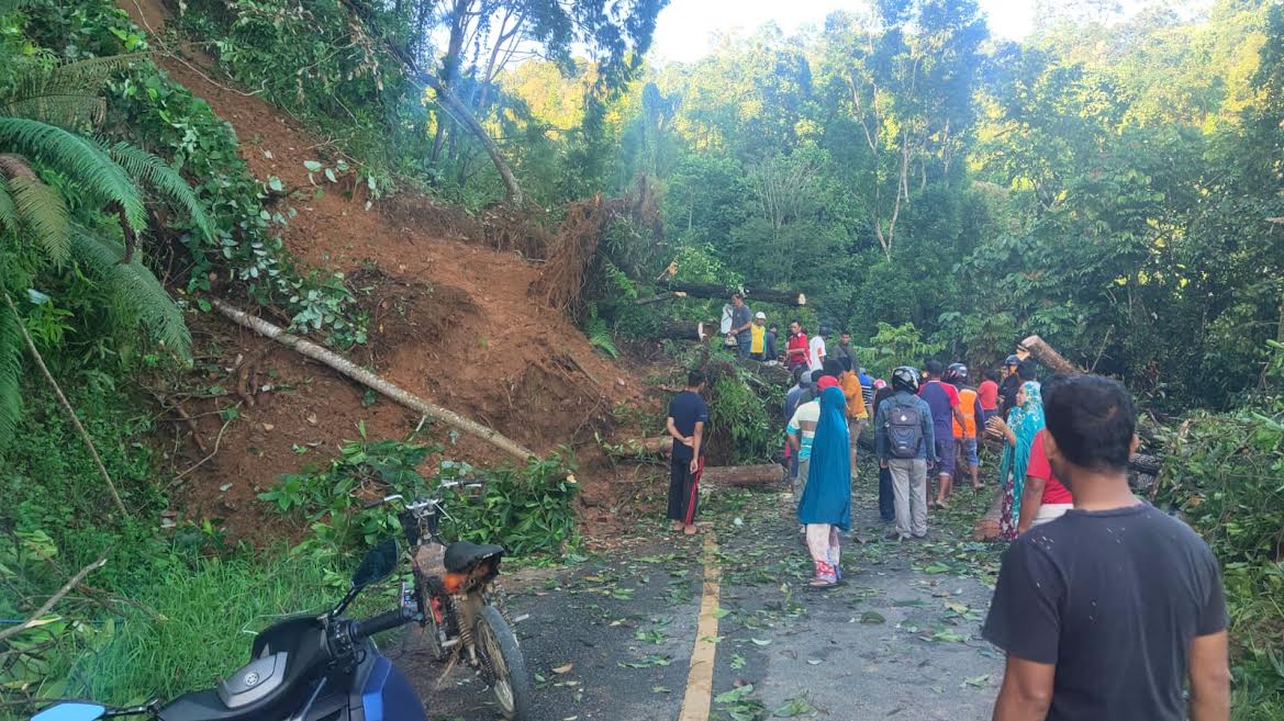 material-longsor-menutupi-badan-jalan-di-km-10-battang-kecamatan-wara-barat-kota-palopo.jpg