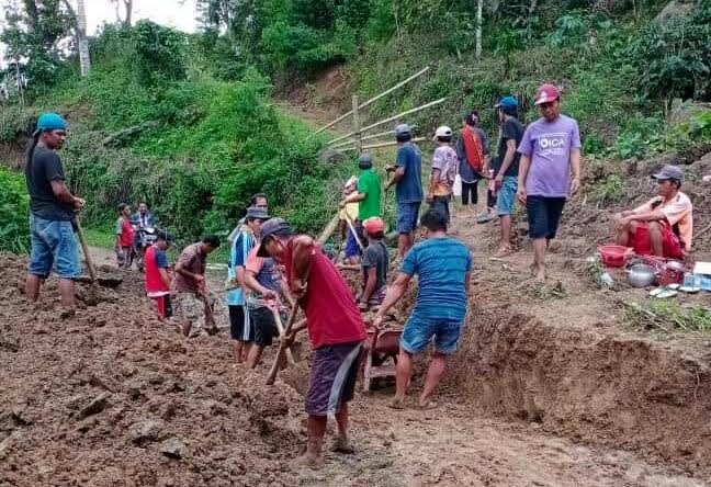 materil-longsor-tutup-akses-jalan-di-lembang-makkodo-kecamatan-simbuang.jpg