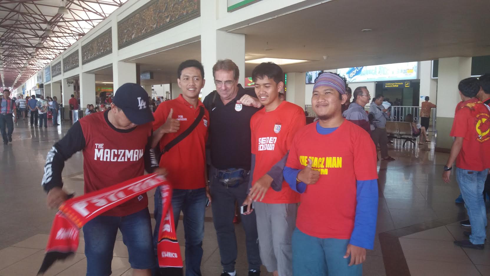 Tiba di Surabaya, Tim PSM Disambut The Macz Man Zona Jawa Timur