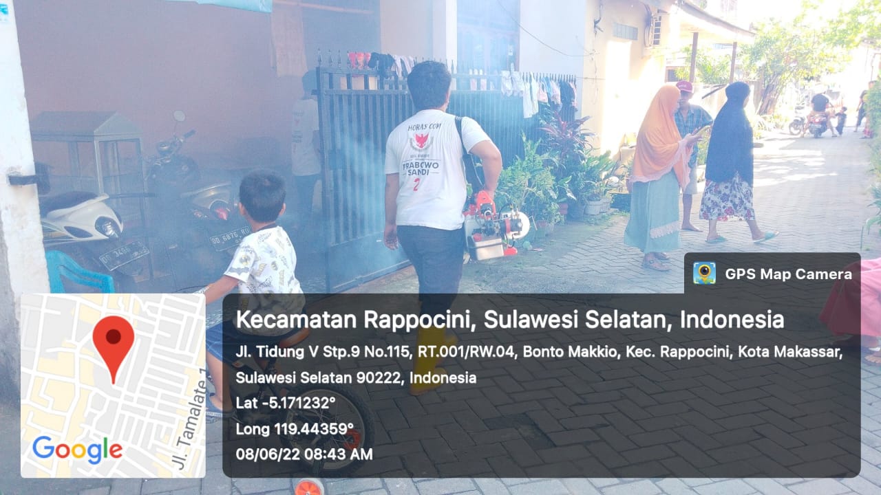 Warga Bonto Makkio Terserang DBD, Horas Community Kirim Tim Fogging - melakukan-penyemprotan-rt4gre6t.jpg