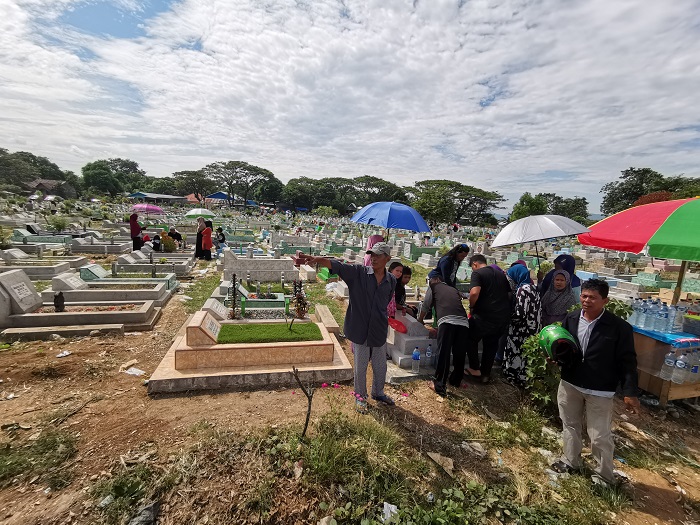 melakukan-ziarah-kubur-di.jpg
