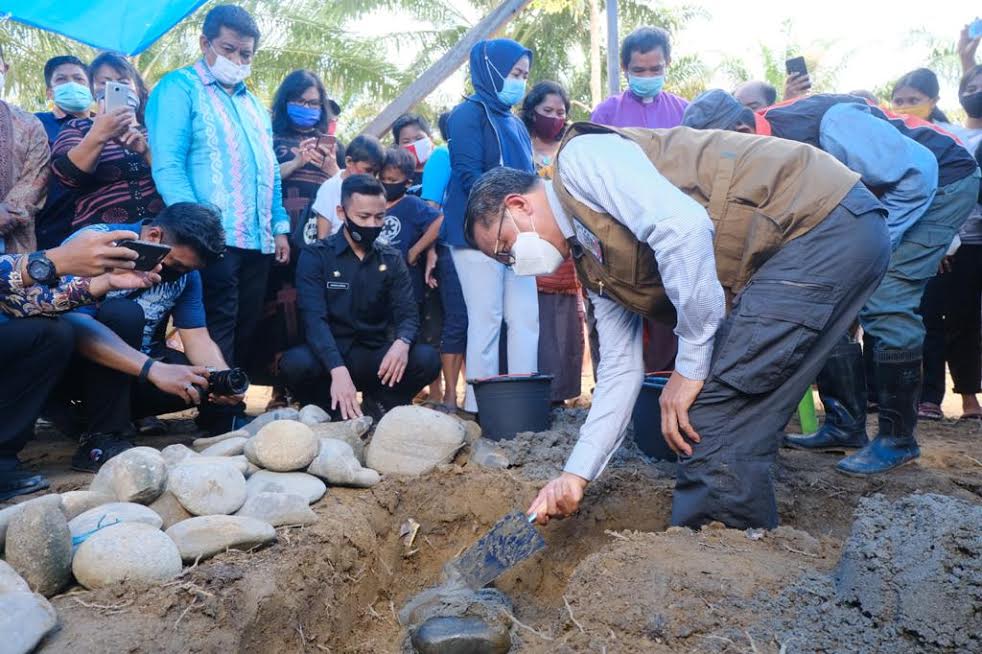 Letakkan Batu Pertama Pembangunan 50 Huntap di Lutra, Nurdin Abdullah: Ini Masih Kurang