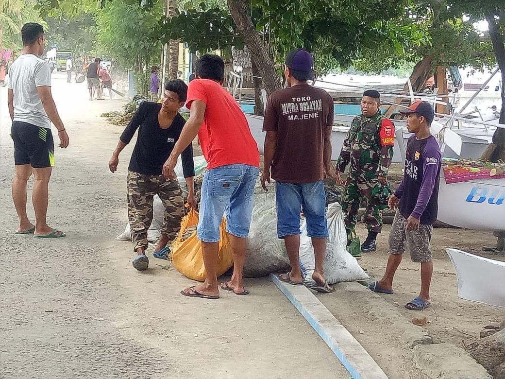 TNI Kodim 1401 Majene Bersihkan Pesisir Tamo