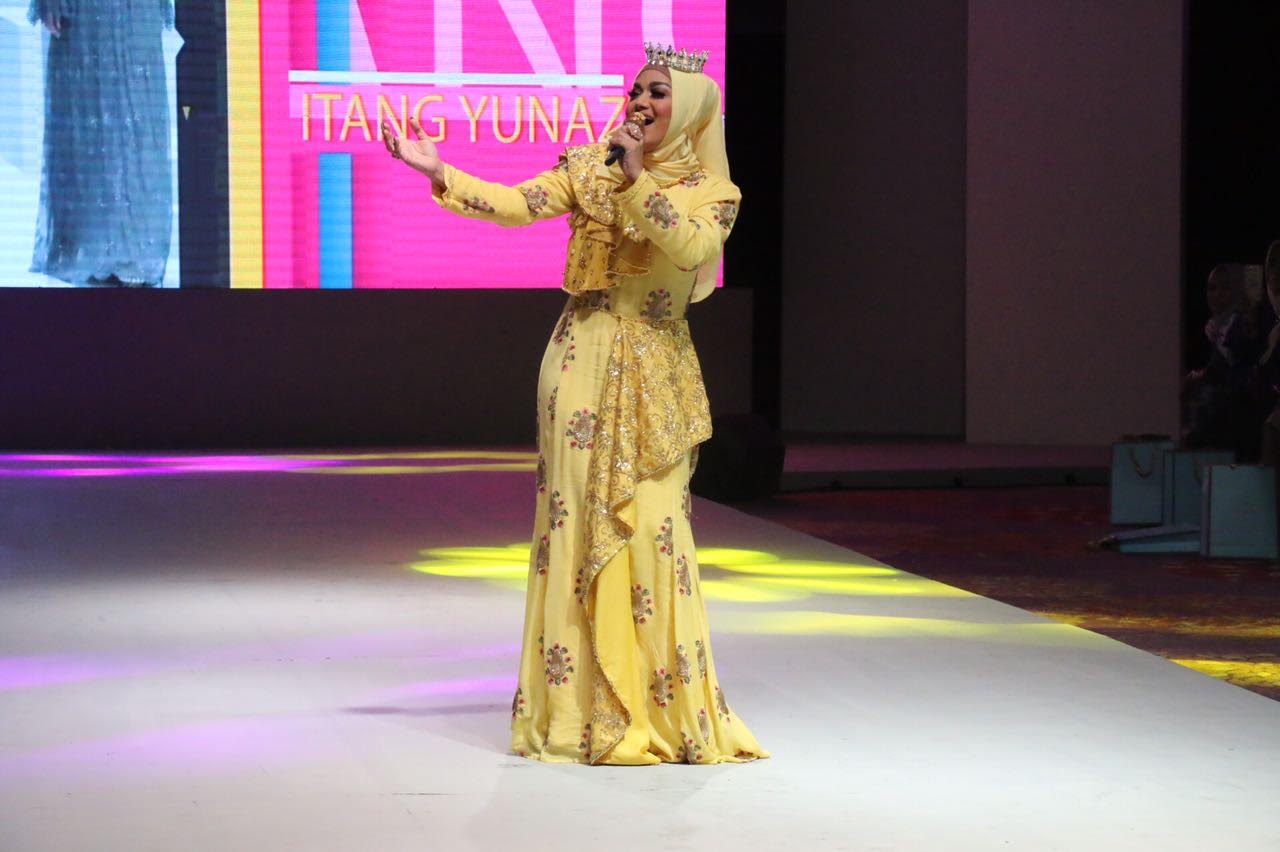 Krisdayanti Nyanyi, Pengunjung Imfex Heboh - mengadiri-indonesia-moslem_20170304_231810.jpg