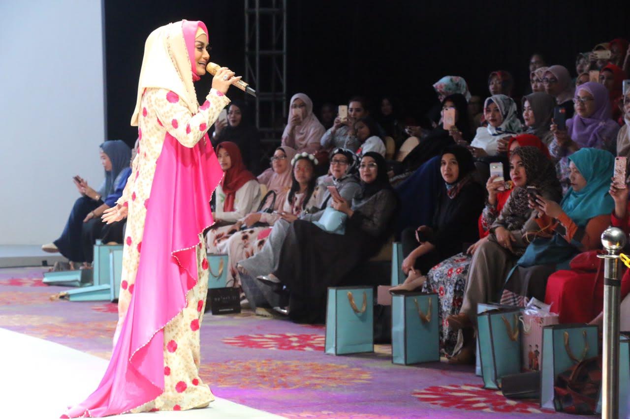 Krisdayanti Nyanyi, Pengunjung Imfex Heboh - mengadiri-indonesia_20170304_231635.jpg