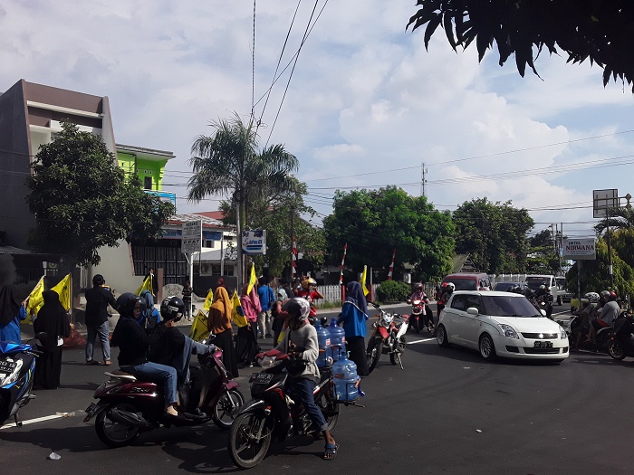 menggelar-aksi-demonstrasi-di-depan-patung-lasinrang.jpg