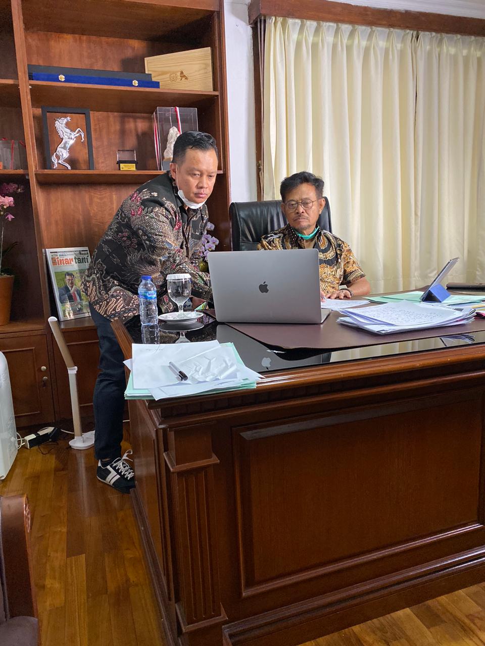 mentan-ri-syahrul-yasin-limpo-didampingi-stafnya-melakukan-video-konferensi.jpg