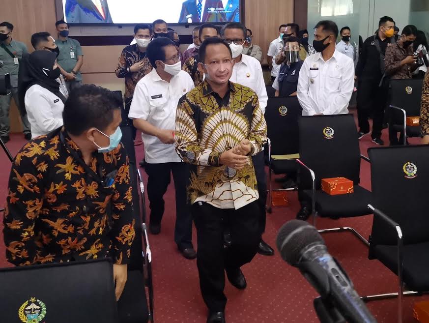 menteri-dalam-negeri-tito-karnavian-memimpin-rapat-persiapan-pilkada-serentak-1.jpg